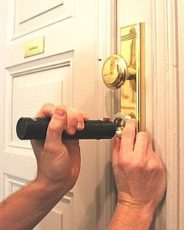 Öffnung eines Schließzylinders bei abgeschlossener Tür